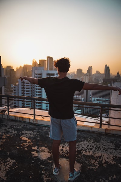 穿着黑色t恤的男子在日落
